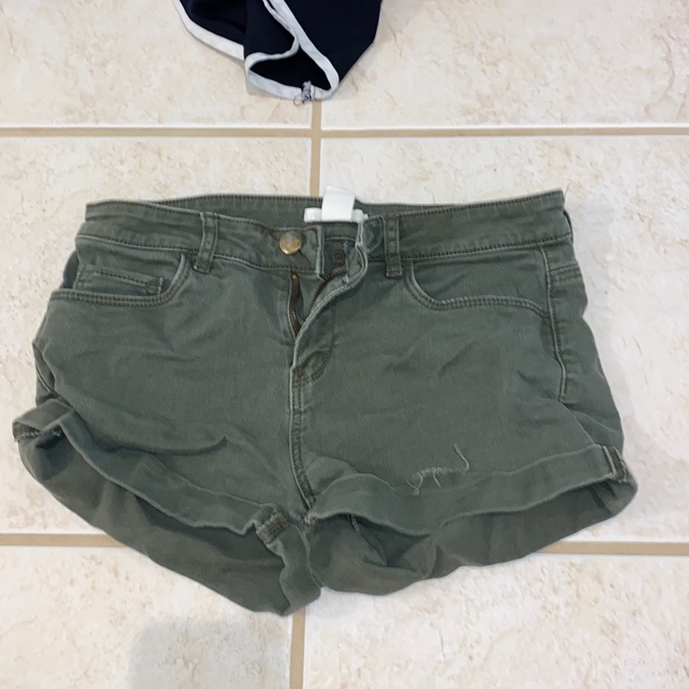 H&M green low rise shorts size 4